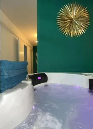 And Jacuzzi Apartament