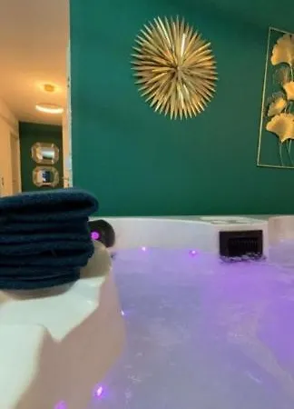 Apartment And Jacuzzi