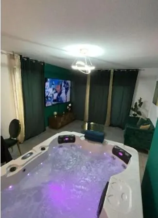 And Jacuzzi شقة