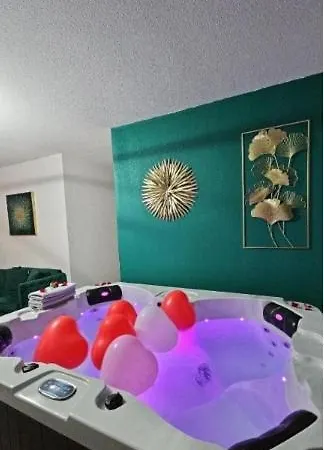 And Jacuzzi شقة